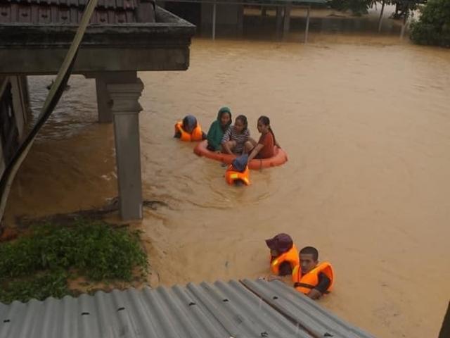 Tin tức trong ngày - Miền Trung lũ lớn xấp xỉ mốc lịch sử, đã có 10 người chết và mất tích