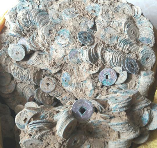 Khối tiền cổ nằm trong hũ sành mà người dân Quảng Trị phát hiện, trục vớt, giao nộp