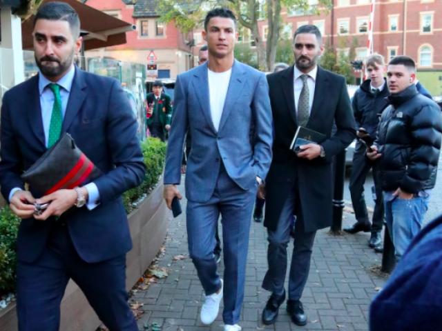Bóng đá - Ronaldo đen đủ đường: Bị lộ "ảnh nóng", gặp rắc rối vì vệ sĩ