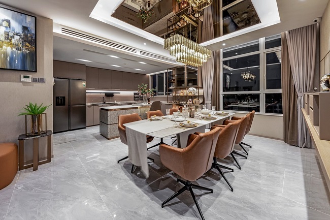 Khu vực phòng khách và bếp liên thông nhau với sự đồng bộ về thiết kế nội thất, tạo ra một không gian thống nhất, tiện nghi và cũng là cầu nối giữa các thành viên trong gia đình với nhau.
