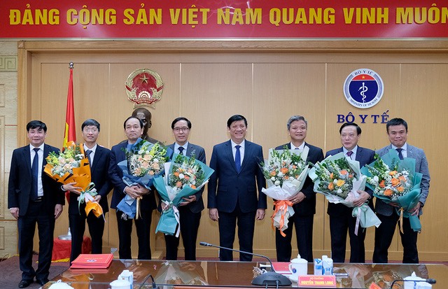 Bộ trưởng Bộ Y tế Nguyễn Thanh Long chúc mừng các lãnh đạo các Cục/Vụ trực thuộc Bộ Y tế. Ảnh: Trần Minh