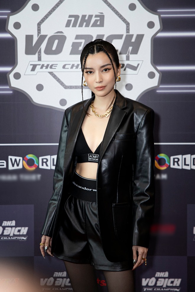 Cao Thái Hà diện bra táo bạo khoe vòng eo con kiến tỏa sáng giữa sự kiện - 1