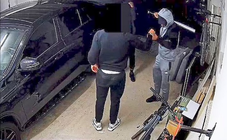 Cận cảnh Gabriel giao chìa khóa xe ô tô cho tên cướp