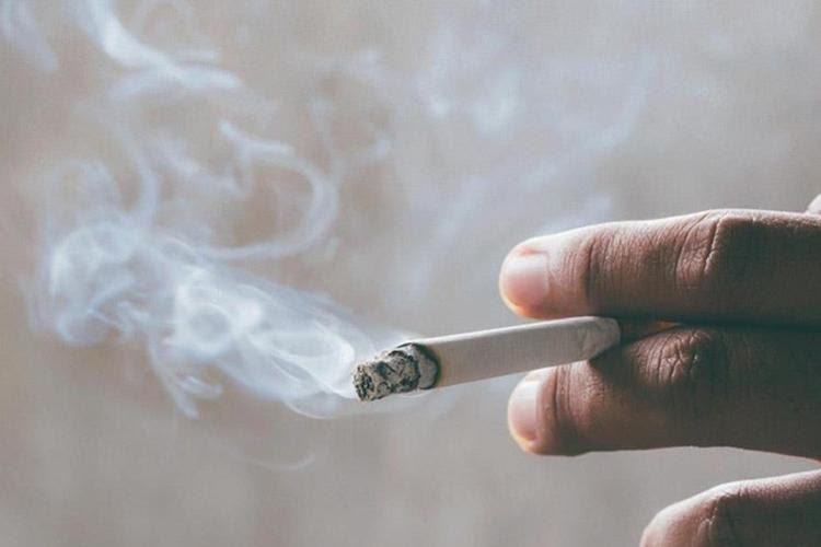 Hút thuốc lá khiến hơi thở có mùi hôi khó chịu