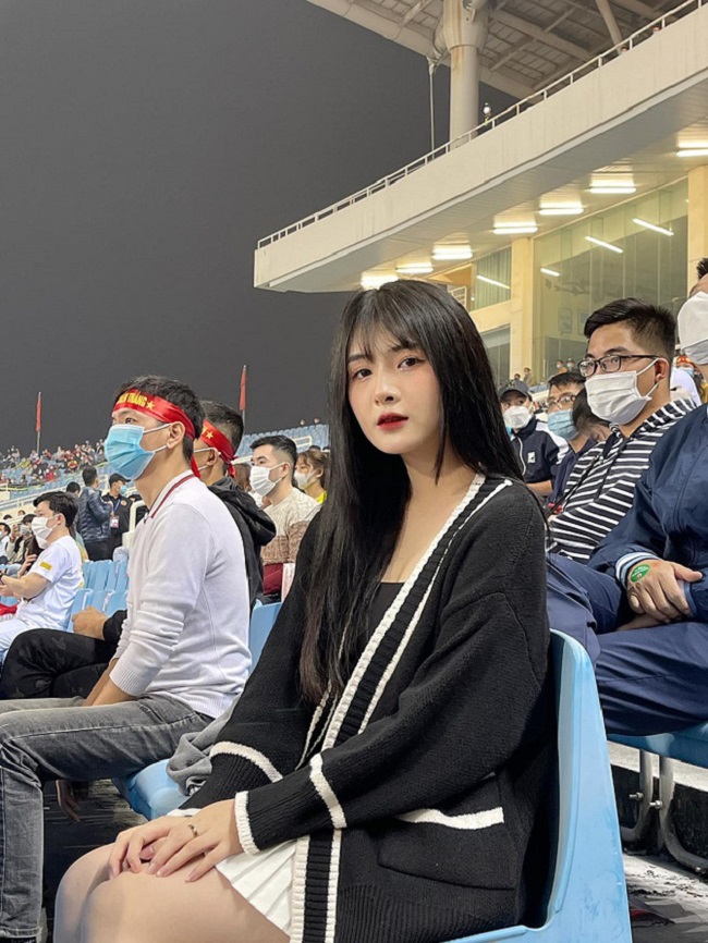 Trong khi đó, hot girl Quỳnh Alee cũng gây sốt bởi khoảnh khắc xinh đẹp trên khán đài sân vận động. Tuy nhiên người đẹp lại gây tranh cãi bởi hành động bỏ khẩu trang nơi đông người.
