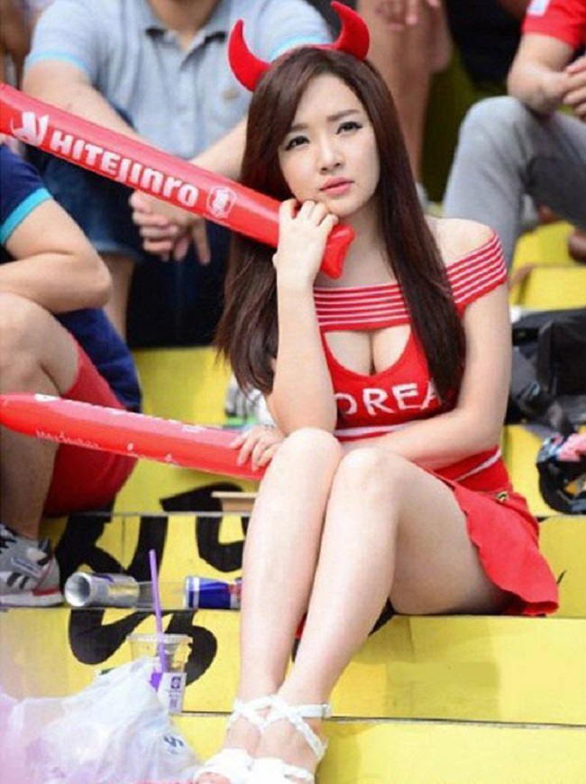 Người đẹp Hàn Quốc khiến báo giới và truyền thông chú ý khi diện đồ gợi cảm đi cổ vũ bóng đá.
