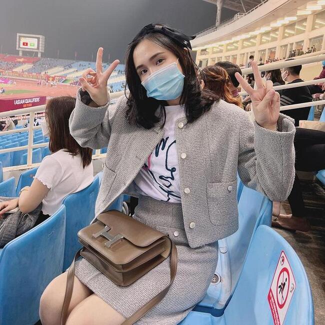 Hot girl Quỳnh Anh - bà xã cầu thủ Duy Mạnh - đến sân cổ vũ cho chồng và đội tuyển Việt Nam. Cô nàng được khen ngợi khi diện trang phục đơn giản và mang khẩu trang theo nguyên tắc phòng dịch.
