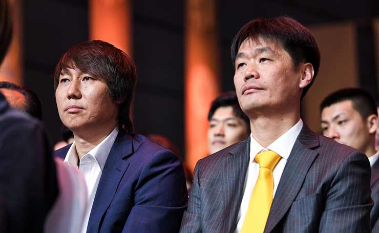 Li Xiaopeng (phải) dự kiến sẽ thay Li Tie tại ĐTQG