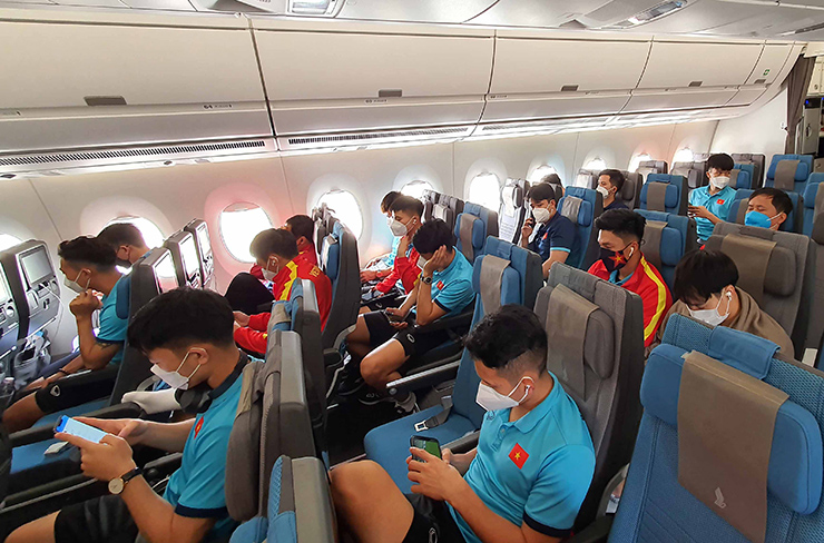 Chuyến bay đưa ĐT Việt Nam đi Singapore dự AFF Cup 2021 cất cánh từ sân bay Tân Sơn Nhất lúc 12h30 ngày 1/12.&nbsp;&nbsp;