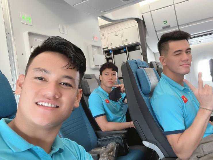 ĐT Việt Nam đã có mặt trên máy bay tới Singapore