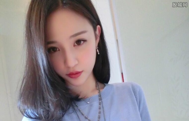 Hồi cuối năm 2014, cô mở một cửa hàng quần áo trên Taobao.
