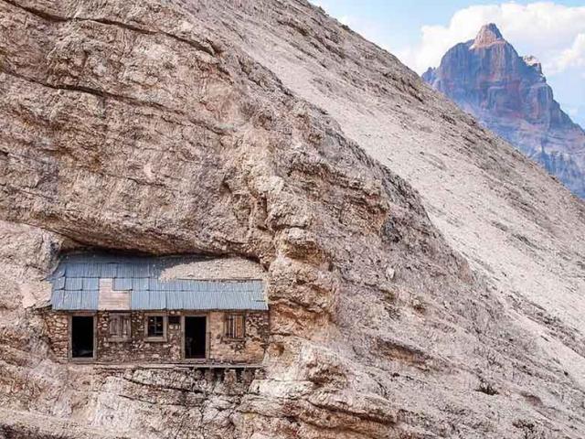 Du lịch - Nơi trú ẩn nguy hiểm nhất thế giới, sơ sẩy có thể rơi thẳng xuống vực thẳm