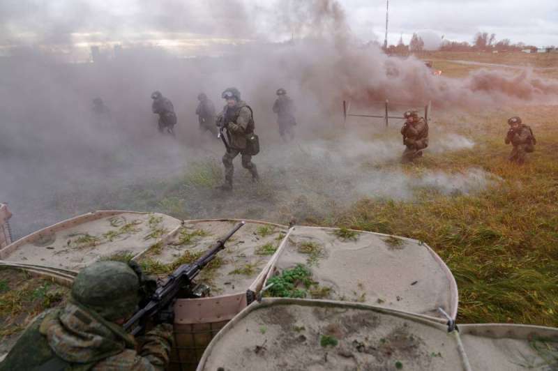 Nga bị cáo buộc là tập trung hàng chục nghìn quân gần biên giới Ukraine (ảnh: Daily Mail)