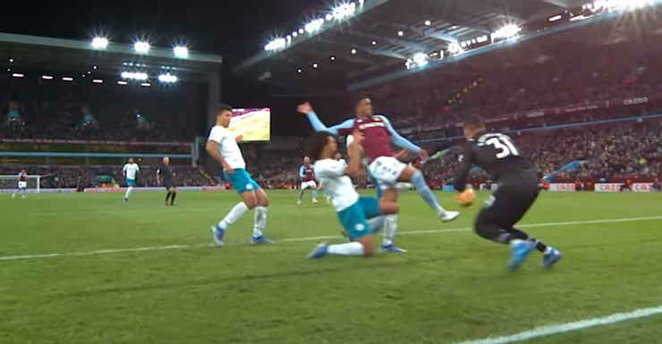 Ake tác động từ phía sau với Konsa nhưng trọng tài nói không với phạt đền