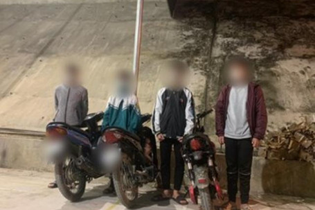 Triệu tập 4 thiếu niên đập phá gương xe ô tô ở Yên Bái