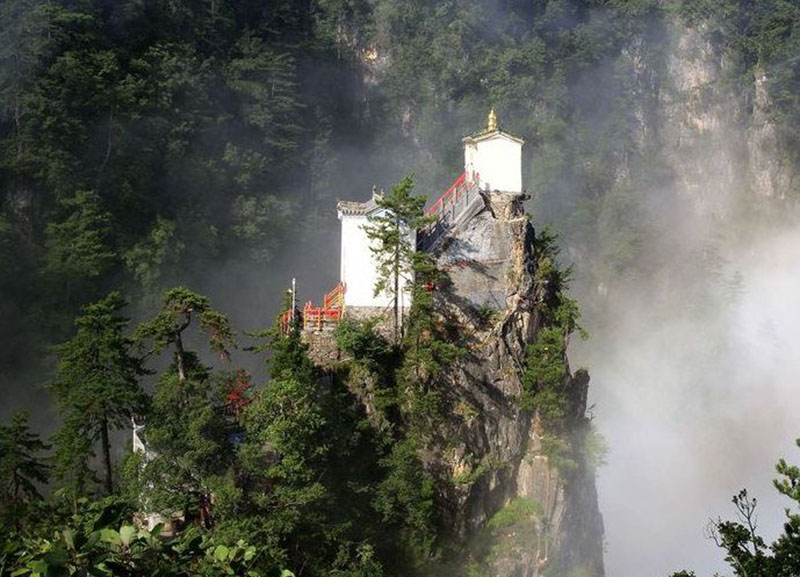 5 ngôi đền, chùa tọa lạc ở nơi cực kỳ nguy hiểm vẫn tấp nập du khách - 1