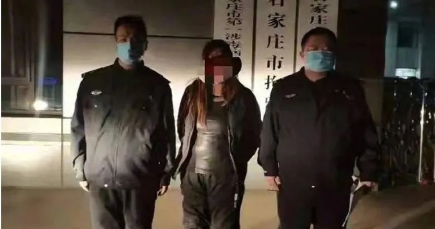 Người phụ nữ (giữa) bị cảnh sát địa phương tạm giữ sau khi tuyên bố tự tử trong livestream để thu hút người theo dõi. Ảnh: Weibo