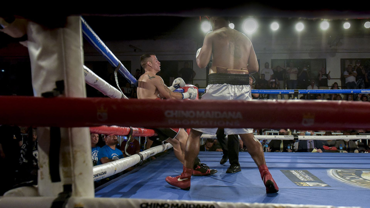 Sàn đấu Boxing ở Argentina chứng kiến trận so tài lạ giữa cảnh sát và tù nhân