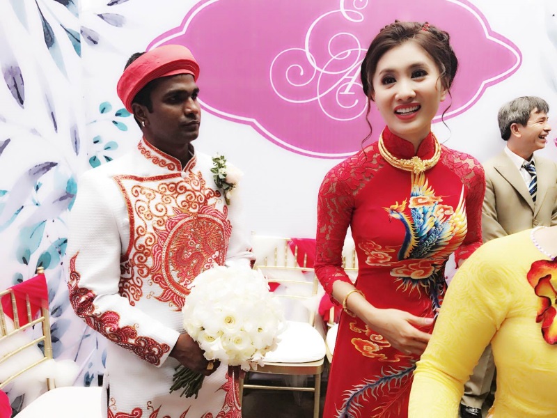 Nguyệt Ánh và chồng Ấn Độ trong đám cưới năm 2017
