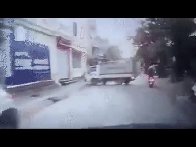 Ô tô - Clip: "Ninja Lead" cố vượt qua xe tải đang lùi nhận ngay cái kết