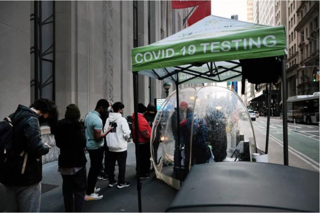 Người dân xếp hàng chờ được xét nghiệm COVID-19 tại TP New York, bang New York (Mỹ) ngày 30-11. Ảnh: SPENCER PLATT/GETTY IMAGES