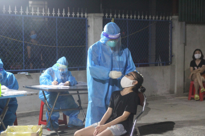 Lực lượng chức năng Nghệ An lấy mẫu xét nghiệm cho người dân