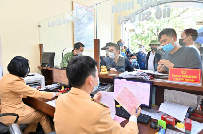 Điểm đăng ký xe tại Quảng Ninh chật kín người dân làm thủ tục