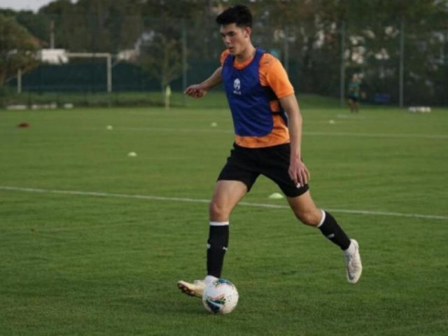 Bóng đá - Đối thủ của tuyển Việt Nam lo sốt vó vì cầu thủ cao 2m "mất tích"