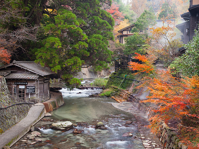 Kurokawa Onsen, Kyushu, Nhật Bản: Nhật Bản rất nổi tiếng với các suối nước nóng tự nhiên. Một trong những nơi đẹp nhất là Kurokawa Onsen nằm ở thị trấn cổ kính Kurokawa. Các hồ bơi ở đây nằm trong hang động, được bao quanh bởi những rặng tre, hoặc nằm cạnh các bờ sông đầy tuyết trong một phong cảnh rất ngoạn mục. 
