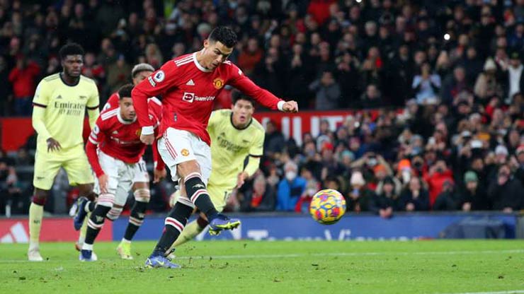 Giữa lúc MU gặp khó khăn, Ronaldo lại tỏa sáng với cú đúp để giúp "Quỷ đỏ" thắng ngược Arsenal 3-2