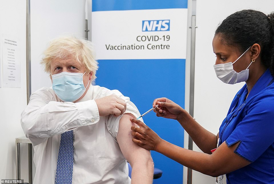 Thủ tướng Anh Boris Johnson tiêm mũi vaccine tăng cường, nói Anh đang "xây dựng bức tường bảo vệ" ngăn ngừa biến thể Omicron.