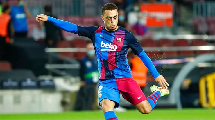 Barca tính dùng Sergino Dest cộng thêm một khoản tiền mặt để gạ Man City đổi Ferran Torres