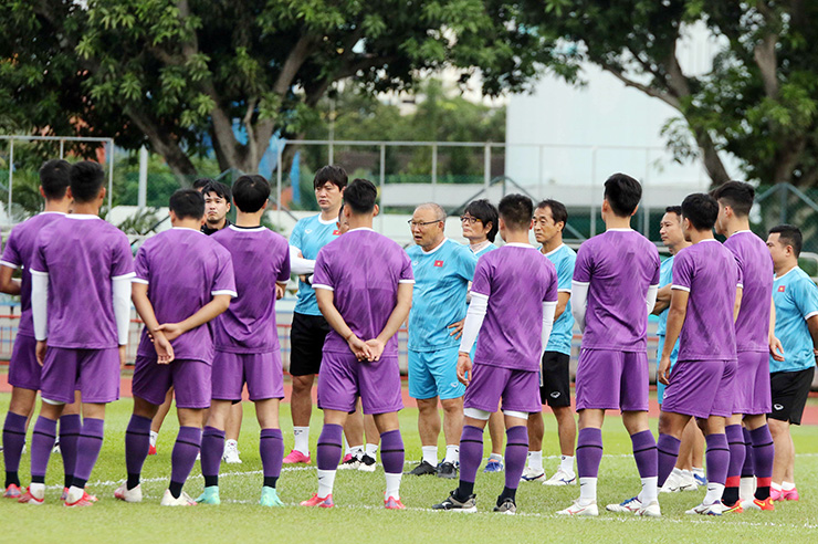 Chiều ngày 3/12, ĐT Việt Nam đã có buổi tập thứ ba tại Singapore để chuẩn bị cho chiến dịch bảo vệ ngôi vô địch AFF Cup.