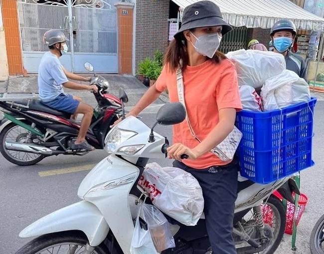 Hoa hậu H’hen Niê rất có duyên với xe máy. Khi tham gia tình nguyện hỗ trợ người dân trong đợt dịch, chân dài 9X đi siêu thị mua đồ và giao hàng bằng xe máy.
