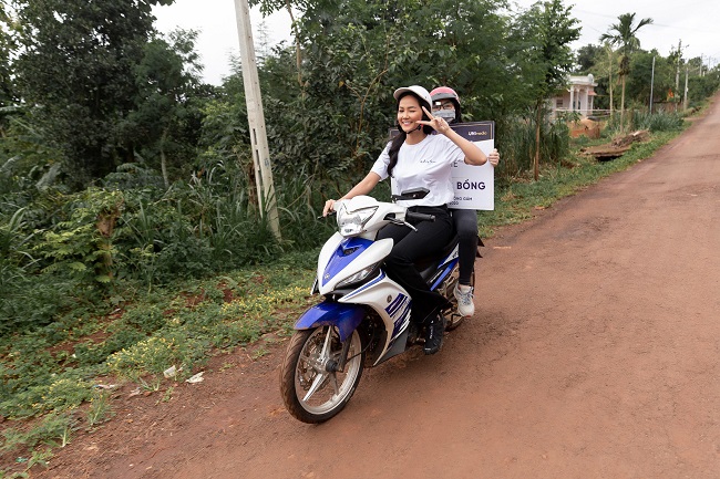 H'hen Niê chạy xe máy về bản sau khi giành vương miện Hoa hậu. 
