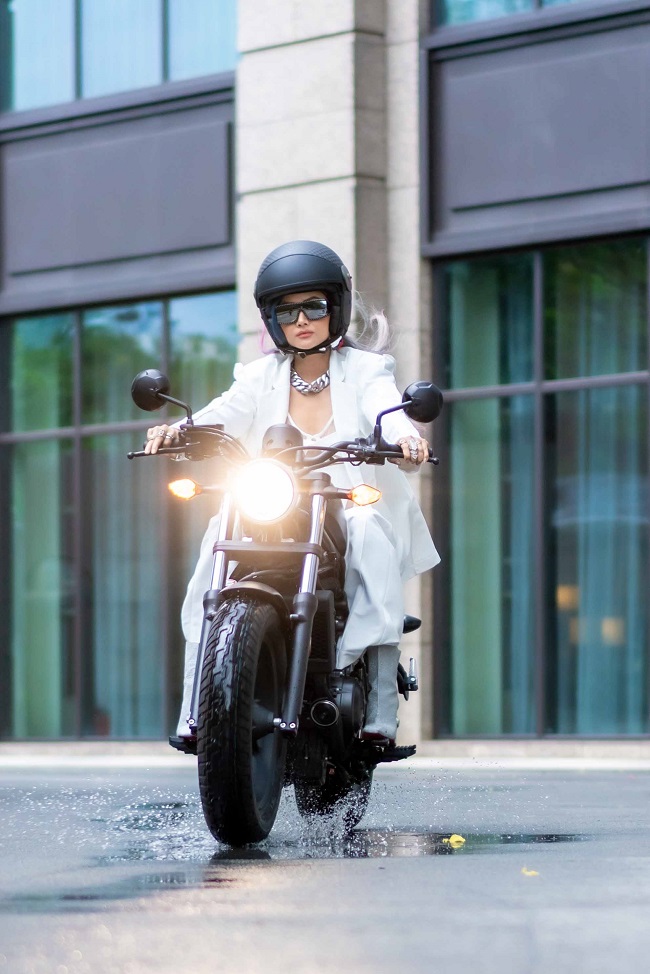Trước đó, H'Hen Niê phải học lái xe mô tô khi tham gia phim "578".
