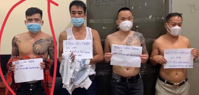Đói tượng Đào Xuân Thắng (ngoài cùng bên trái) cùng một số đàn em