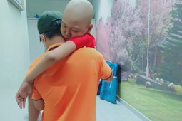 Con trai mắc bệnh chỉ còn da bọc xương, anh công nhân tranh thủ chạy...