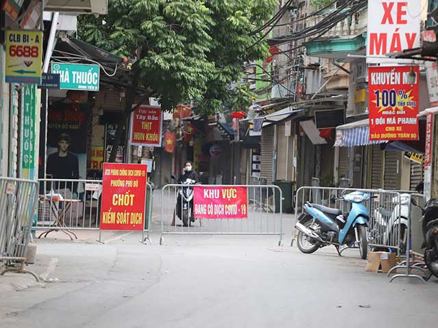 Lực lượng chức năng lập rào chắn tại khu vực có F0