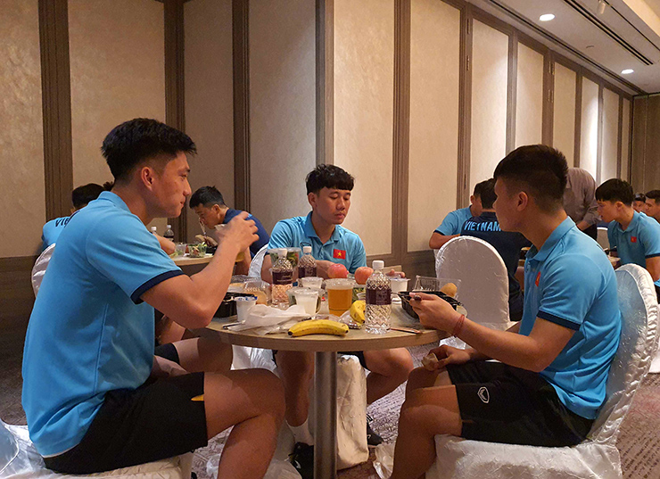 Các tuyển thủ Việt Nam ăn cơm hộp trong khách sạn tại Singapore.