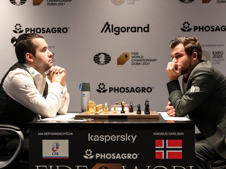 Ván cờ lập kỉ lục giữa Carlsen (phải) và Nepomniachtchi (trái)&nbsp;hôm 3/12
