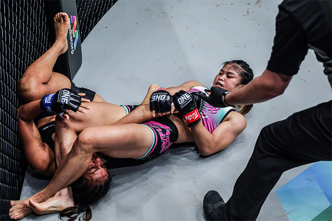 Fairtex có màn biến chiêu đỉnh cao để hạ đo ván Ritu Phogat ngay đầu hiệp 2