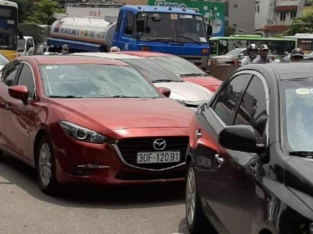 Tin tức trong ngày - Cận cảnh cầu Chương Dương xuống cấp, "cõng" lượng xe gấp 8 lần thiết kế