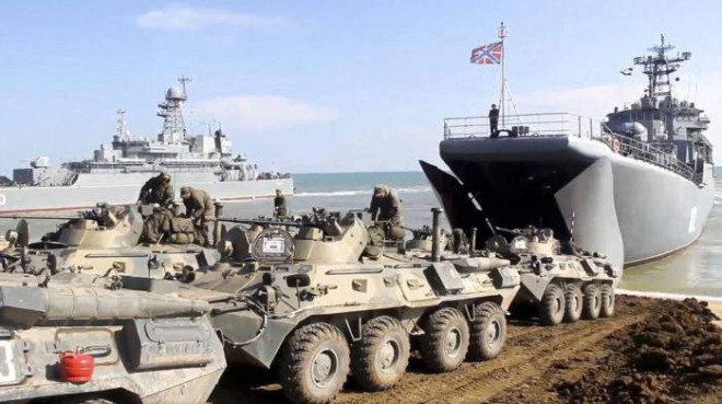 Xe bọc thép của Nga quay về sau tập trận tại Crimea hồi tháng 4. Ảnh - AP