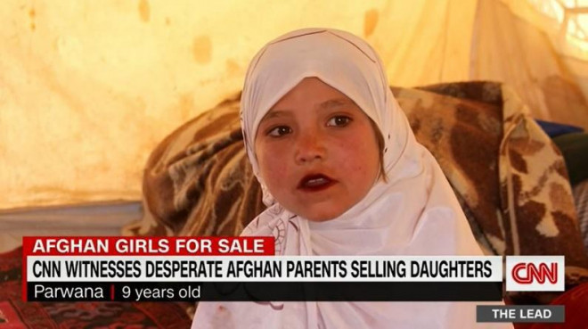 Cô dâu 9 tuổi Parwana Malik lúc bị gả bán hồi tháng 10. Ảnh: CNN.