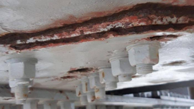 Các hư hỏng và xuống cấp của kết cấu thép đã xuất hiện rất rõ rệt và có xu hướng tiến triển mạnh.
