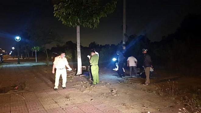 Công an khám nghiệm hiện trường vụ tai nạn. Ảnh: PĐ