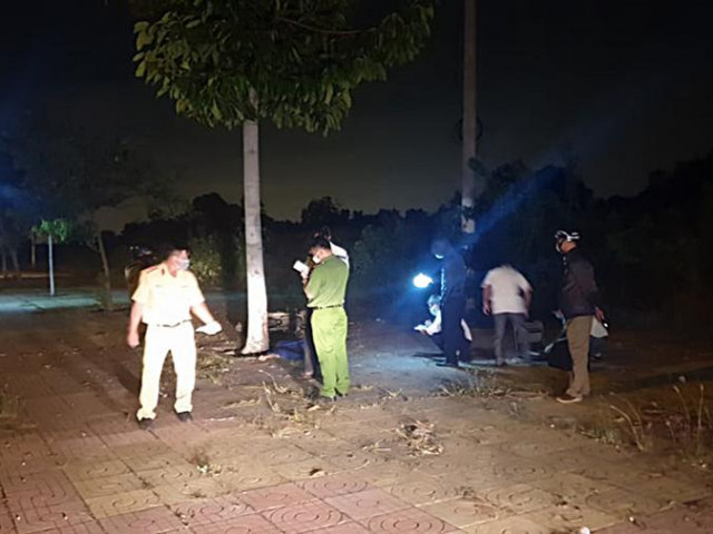 Tin tức trong ngày - Đâm xe máy vào gốc cây ven đường, thanh niên 20 tuổi qua đời tại chỗ