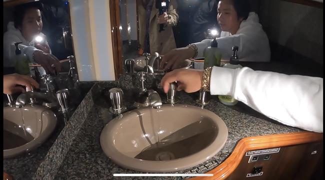Ngoài ra, phi công và tiếp viên sẽ được anh hỗ trợ visa qua Mỹ, bao ăn ở, đặc biệt được cấp thẻ xanh nếu làm lâu dài. (Ảnh: Chụp màn hình)
