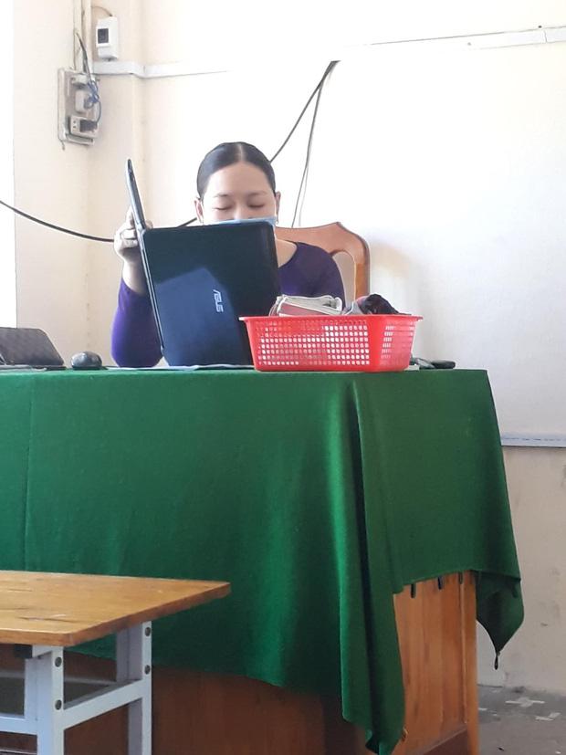 Dùng laptop để giảng bài, giáo viên có pha xử lý ngược đời khiến cả lớp cười nghiêng ngả - 1